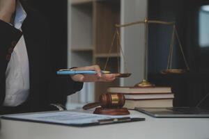 americano mujer abogado o mujer de negocios africano trabajando con computadora portátil, buscando, analizando datos, leyendo contrato documentos trabajo con ley libros martillo de justicia consultante abogado concepto. foto