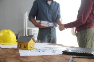 apretón de manos. cerca arriba construcción trabajador personas sacudida manos en negocio cooperación acuerdo. exitoso manos sacudida después bueno acuerdo foto