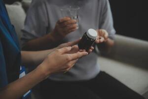 doctores son dando Consejo en medicación a pacientes en hospital examen habitaciones, tratando enfermedades desde especialistas y Proporcionar dirigido tratamiento. conceptos de médico tratamiento y especialistas foto