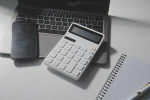 oficina cuero escritorio mesa con calculadora y bolígrafo. parte superior ver con Copiar espacio foto