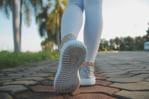 joven aptitud mujer corredor extensión piernas antes de correr en ciudad foto