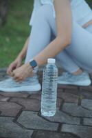 joven mujer Bebiendo proteína sacudir al aire libre foto