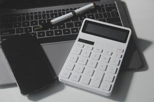 oficina cuero escritorio mesa con calculadora y bolígrafo. parte superior ver con Copiar espacio foto