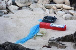 el plastico basura y negar lavado arriba en playa foto