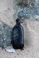 descartado botella objeto de dumping en un playa foto