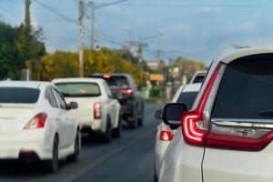 generado imacars en el la carretera Bóveda hacia el objetivo de el viaje. durante el tiempo de día tráfico mermelada. antecedentes junto a la carretera con árbol y pequeño ciudad y eléctrico pologe foto