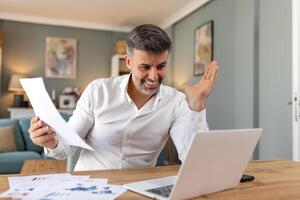 hermoso hombre trabajando en ordenador portátil. negocio hombre ocupado trabajando en ordenador portátil computadora a oficina. empresario sentado a brillante moderno trabajo estación y mecanografía en ordenador portátil foto