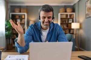 negocio hombre con auriculares trabajando en ordenador portátil a hogar oficina. cliente Servicio asistente trabajando en oficina. hombre operador trabajando con auriculares y ordenador portátil a telemarketing cliente servicio. llamada centrar foto