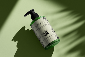 Shampoo bottle mockup with label on textured shaded surface psd