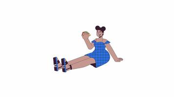 paffuto africano americano donna mangiare Sandwich linea 2d personaggio animazione. salutare nutrizione piatto colore cartone animato 4k , alfa canale. nero signora con più dimensione animato persona su bianca sfondo video