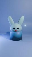 une bleu lapin jouet avec une lumière brillant sur il video