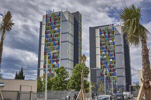 bonito Francia 20 agosto 2022 dos de colores y vistoso gemelo palacios en moderno arquitectónico estilo en bonito un ejemplo de arquitectónico integración Entre moderno y barroco foto