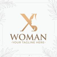 hermosa letra X monograma logo con mujer silueta vector