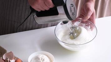 Mens gebruik makend van elektrisch menger zweepslagen eieren voor room video