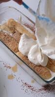 homem vestindo avental cozinhando Tiramisu às cozinha. Tiramisu cozinhando processo, colocando biscoitos para dentro café video