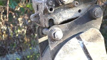 graafmachine opgravingen een loopgraaf naar leggen pijpen. dichtbij omhoog van een graafmachine graven een diep geul. een graafmachine opgravingen een loopgraaf in de platteland naar leggen een water pijp. langzaam beweging video