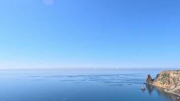 Antenne Aussicht auf Ruhe azurblau Meer und vulkanisch felsig Ufer. klein Wellen auf Wasser Oberfläche im Bewegung verwischen. Natur Sommer- Ozean Meer Strand Hintergrund. niemand. Urlaub, Ferien und Reise Konzept video