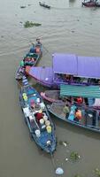 cai tocou flutuando mercado dentro a mekong delta dentro Vietnã video
