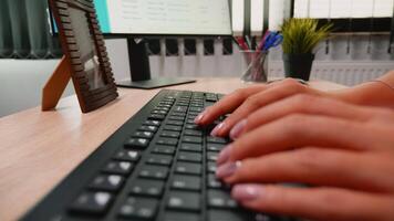 de cerca de Moviente Disparo con persona mecanografía en el computadora teclado. persona de libre dedicación laboral, escritura correos electrónicos, utilizando Internet sentado en frente de computadora en profesional empresa espacio de trabajo video