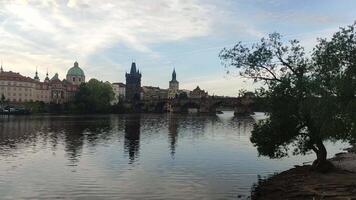 amanecer ver de el Charles puente y Vltava río, distrito antiguo pueblo video