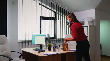 pessoas saneando mãos de álcool gel antes digitando em teclado. empregados trabalhando dentro Novo normal escritório local de trabalho dentro companhia desinfecção mãos usando antibacteriano gel contra corona vírus. video