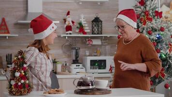 Lycklig familj bär santa hatt förvånande varje Övrig med omslag xmas närvarande gåva under jultid. upphetsad barnbarn njuter vinter- säsong fira traditionell jul video