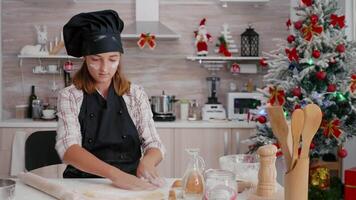 portret van kinderen zetten meel ingrediënt Aan eigengemaakt peperkoek deeg gebruik makend van Koken rollend pin genieten van bakken nagerecht. kleindochter vieren Kerstmis vakantie in culinaire keuken video