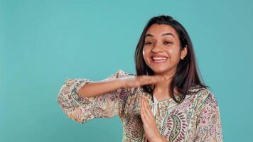 porträtt av bestämd indisk kvinna be för Paus, håller på med hand gester, känsla trött. fast person håller på med häftig paus tecken gestikulerande, önskar för ha sönder, studio bakgrund, kamera b video