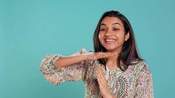 portret van assertief Indisch vrouw vragen voor time-out, aan het doen hand- gebaren, gevoel vermoeid. firma persoon aan het doen heftig pauze teken gebaren, wensen voor pauze, studio achtergrond, camera b video