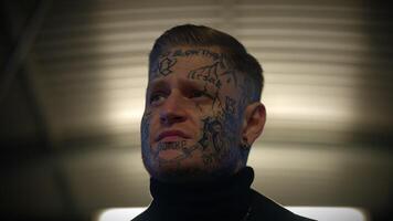 intimiderend onafhankelijk denkend persoon rebel Mens met hoofd en gezicht tatoeages in provocerend stijl video
