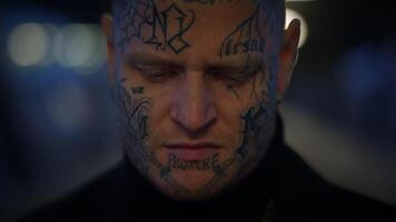 okonventionell ung man täckt i tatueringar och mörk svart kläder video