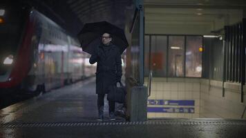 coppia discutere parlando arrabbiato a treno stazione a notte video