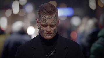 quête d'attention tatoué Masculin la personne permanent sur Urbain ville rue video