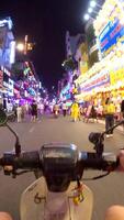 hiperlapse do motocicleta equitação em bui vien caminhando rua dentro ho chi minh cidade video