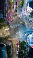 aéreo lapso de tiempo de noche tráfico a intersección en Ho chi minh ciudad, Vietnam video
