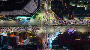 antenne timelapse van avond verkeer Bij kruising in Hanoi, Vietnam video