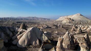 aérien drone vue de le Naturel beauté de le Fée cheminées dans cappadoce, Turquie. célèbre destination pour randonneurs à explorer le Roche des sites. video