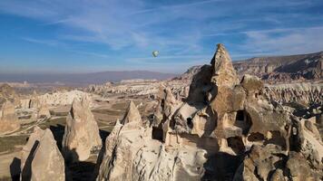 antenne dar visie van een persoon bewonderend de natuurlijk schoonheid van de roos rood vallei in Cappadocië, kalkoen. beroemd bestemming voor wandelaars naar onderzoeken de rots sites van cappadocië. video