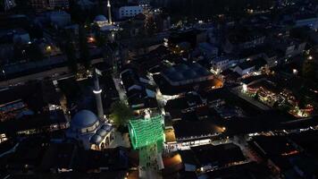 das Hauptstadt von Bosnien und Herzegowina, Sarajevo Stadt im das Abend. video