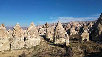 aéreo zumbido ver de el natural belleza de el Rosa rojo Valle en capadocia, pavo. famoso destino para caminantes a explorar el rock sitios de capadocia. video