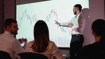 présentation événement. homme d'affaire pourparlers de Ventes croissance dans le Stock marché. satisfait les participants dans affaires conférences applaudir le orateur video