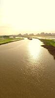 filmische vlucht over- de rivier- met mooi landschap van ninh binh Bij zonsondergang video