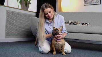 giovane donna con sua carino francese bulldog a casa video