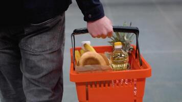 un hombre con compras cesta camina a tienda de comestibles supermercado video