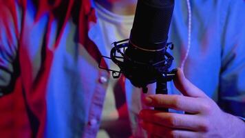 blogueur ou radio dj enregistrement dans studio. proche en haut de vlogger en utilisant microphone et écouteurs à record vlog pour canal video