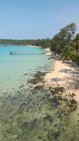 aéreo Visão do tropical de praia e cristal Claro turquesa mar, tailândia. video