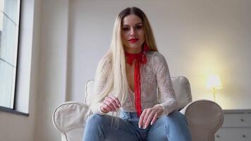 schön lange Haar blond Frau suchen zu Kamera mit lächeln. Studio Nahansicht Porträt. Mode, Schönheit und bilden Konzept video