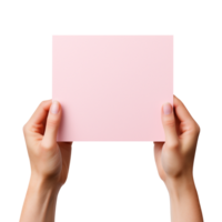 een menselijk hand- Holding een roze papier geïsoleerd Aan transparant achtergrond png