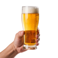 une Masculin main en portant en haut une verre de Bière isolé sur transparent Contexte png