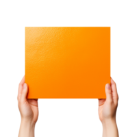 un' umano mano Tenere un arancia carta isolato su trasparente sfondo png